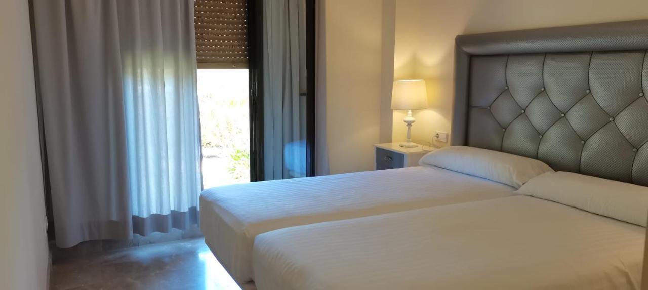 Apartamento Espacioso Muy Tranquilo Con Piscinas Y Jardines Cercano A La Playa Естепона Екстериор снимка