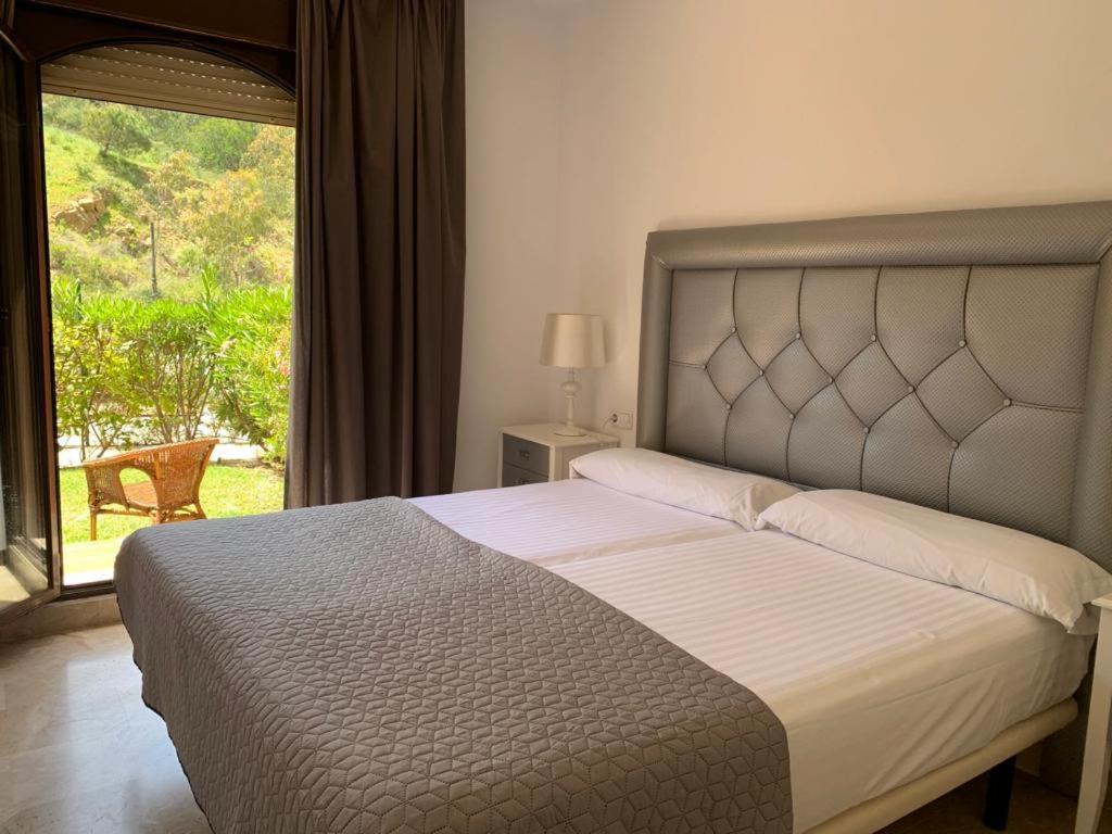 Apartamento Espacioso Muy Tranquilo Con Piscinas Y Jardines Cercano A La Playa Естепона Екстериор снимка