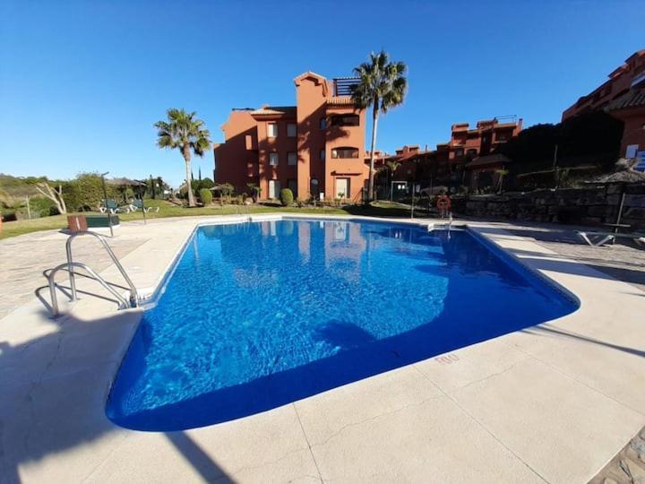 Apartamento Espacioso Muy Tranquilo Con Piscinas Y Jardines Cercano A La Playa Естепона Екстериор снимка